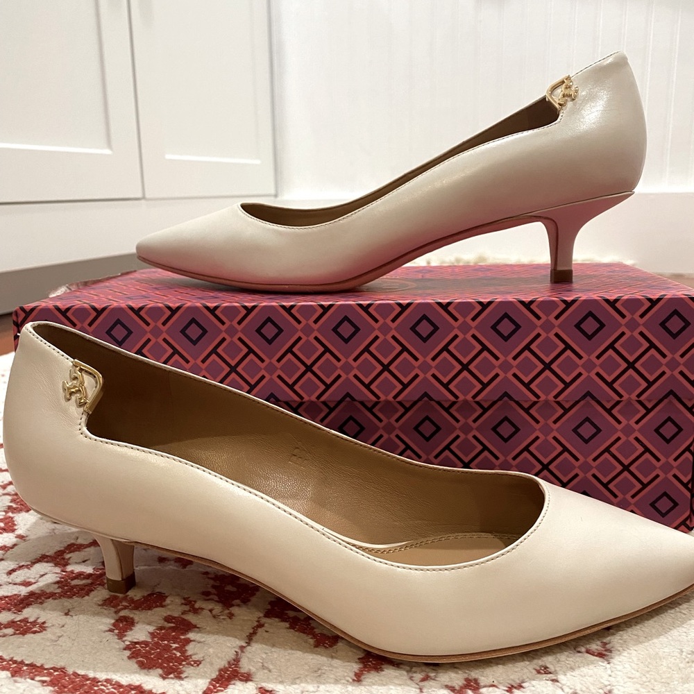 Tory Burch ivory beige 40 mm pump